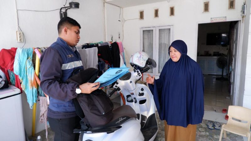 (Kiri) Salah satu petugas Imigrasi kelas II TPI Parepare menyerahkan paspor pemohon hingga ke rumah berkat inovasi PASTUJU 