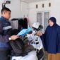 (Kiri) Salah satu petugas Imigrasi kelas II TPI Parepare menyerahkan paspor pemohon hingga ke rumah berkat inovasi PASTUJU 