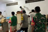 Aparat gabungan saat melakukan sidak di dalam kamar hunian lapas kelas IIA Parepare
