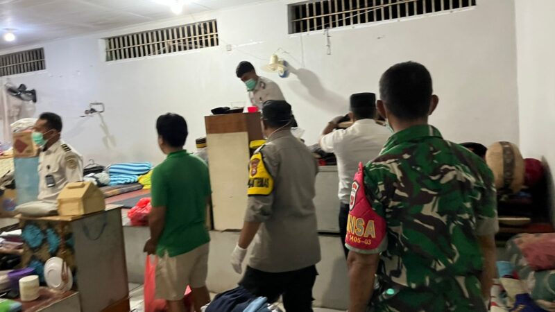 Aparat gabungan saat melakukan sidak di dalam kamar hunian lapas kelas IIA Parepare