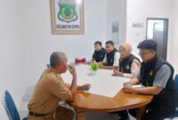 Petugas dari Imigrasi kelas II TPI Parepare, Sulawesi selatan,melakukan koordinasi dengan pejabat kantor kecamatan Suppa, Kabupaten Pinrang tentang rencana pembentukan Desa binaan Imigrasi Parepare