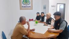 Petugas dari Imigrasi kelas II TPI Parepare, Sulawesi selatan,melakukan koordinasi dengan pejabat kantor kecamatan Suppa, Kabupaten Pinrang tentang rencana pembentukan Desa binaan Imigrasi Parepare