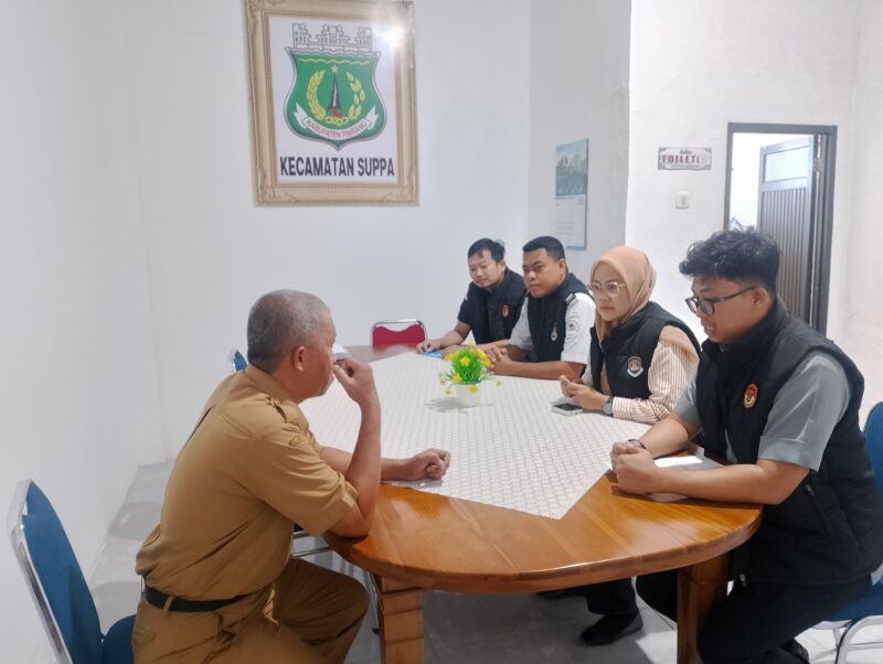 Petugas dari Imigrasi kelas II TPI Parepare, Sulawesi selatan,melakukan koordinasi dengan pejabat kantor kecamatan Suppa, Kabupaten Pinrang tentang rencana pembentukan Desa binaan Imigrasi Parepare