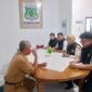 Petugas dari Imigrasi kelas II TPI Parepare, Sulawesi selatan,melakukan koordinasi dengan pejabat kantor kecamatan Suppa, Kabupaten Pinrang tentang rencana pembentukan Desa binaan Imigrasi Parepare