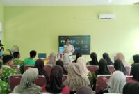 Salah satu petugas Jasa Raharja memberikan materi sosialisasi kepada siswa SMAN 2 Pinrang