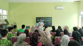 Salah satu petugas Jasa Raharja memberikan materi sosialisasi kepada siswa SMAN 2 Pinrang