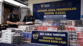 Foto hasil penelusuran Ai yang menggambarkan Bea Cukai Parepare berhasil menyita puluhan dos rokok ilegal hasil operasi bersama di wilayah Sulbar