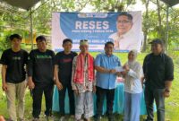 Asya'ri Abdullah menyerahkan bantuan kepada pengurus masjid saat reses