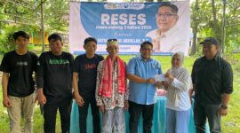 Asya'ri Abdullah menyerahkan bantuan kepada pengurus masjid saat reses