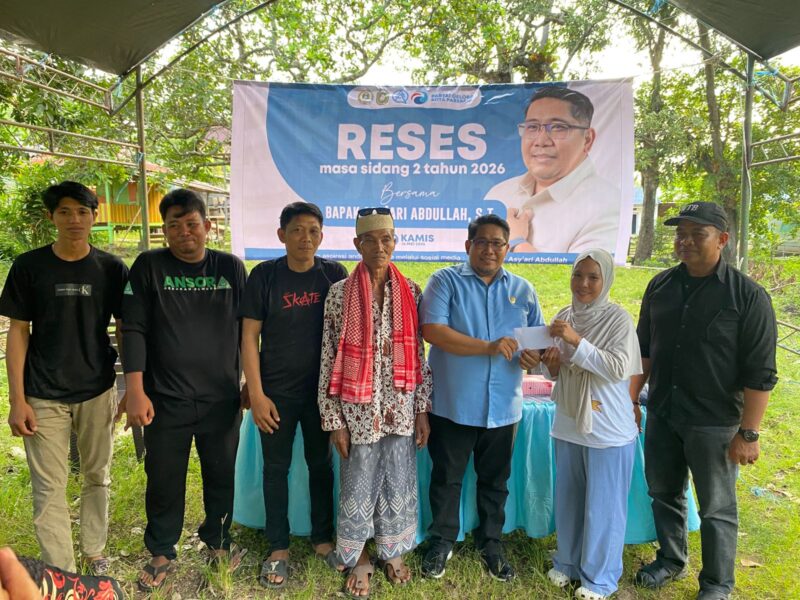 Asya'ri Abdullah menyerahkan bantuan kepada pengurus masjid saat reses
