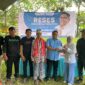 Asya'ri Abdullah menyerahkan bantuan kepada pengurus masjid saat reses