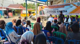 Jusvari Genda memberikan sambutan saat reses 
