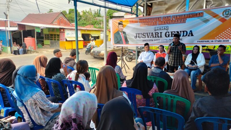 Jusvari Genda memberikan sambutan saat reses 