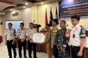 penyerahan piagam Desa Binaan Imigrasi kepada Pemerintah Desa Polewali 