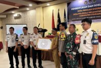 penyerahan piagam Desa Binaan Imigrasi kepada Pemerintah Desa Polewali 