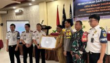 penyerahan piagam Desa Binaan Imigrasi kepada Pemerintah Desa Polewali