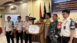 penyerahan piagam Desa Binaan Imigrasi kepada Pemerintah Desa Polewali 