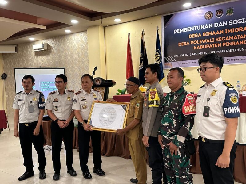 penyerahan piagam Desa Binaan Imigrasi kepada Pemerintah Desa Polewali 
