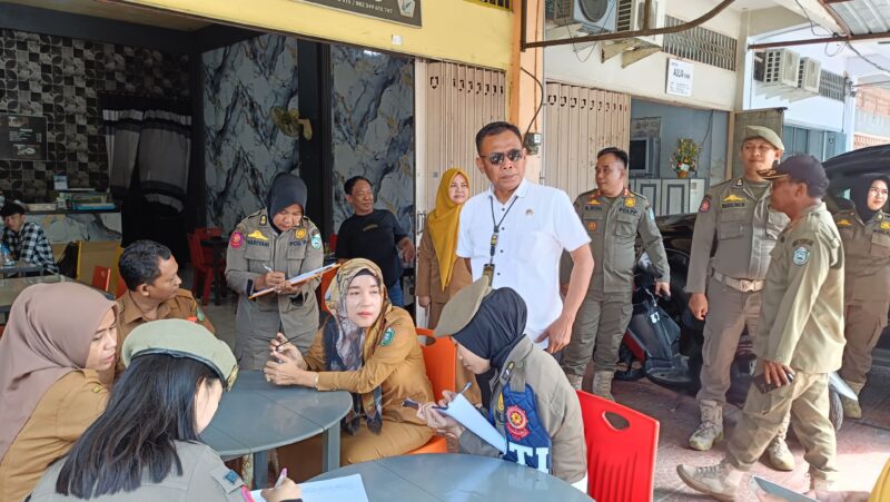 Petugas Satpol-PP mendata ASN ditemukan nongkrong di warkop saat jam kerja