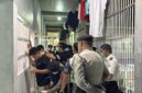 Aparat gabungan saat sedang memeriksa napi dan menggeledah kamar hunian Warga Binaan Lapas kelas IIA Parepare saat sidak