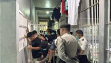 Aparat gabungan saat sedang memeriksa napi dan menggeledah kamar hunian Warga Binaan Lapas kelas IIA Parepare saat sidak