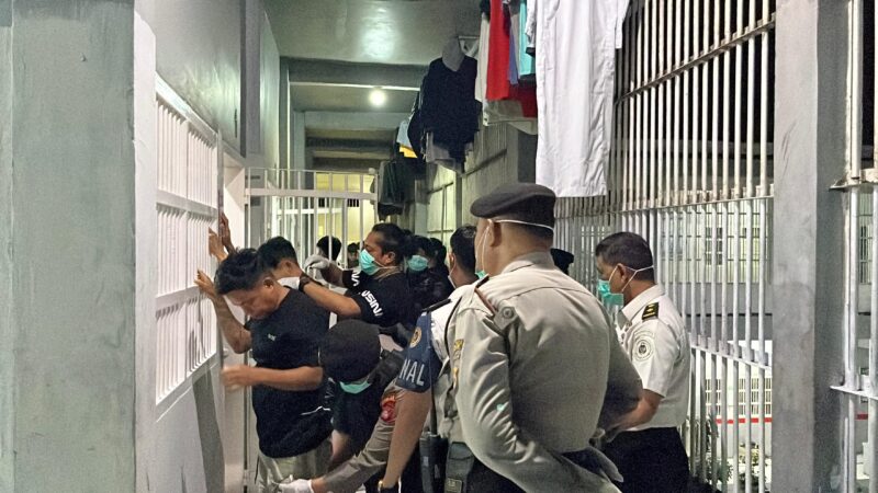 Aparat gabungan saat sedang memeriksa napi dan menggeledah kamar hunian Warga Binaan Lapas kelas IIA Parepare saat sidak