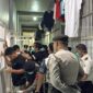 Aparat gabungan saat sedang memeriksa napi dan menggeledah kamar hunian Warga Binaan Lapas kelas IIA Parepare saat sidak