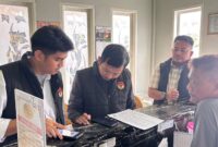 Petugas Imigrasi kelas II TPI Parepare sedang melakukan pendataan WNA yang ada di Sidrap