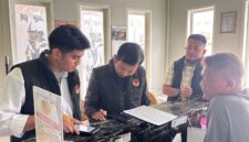 Petugas Imigrasi kelas II TPI Parepare sedang melakukan pendataan WNA yang ada di Sidrap