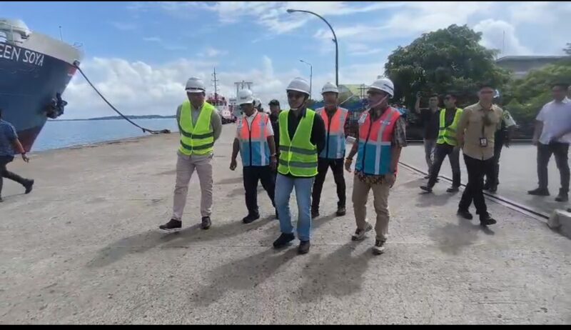 Anggota komisi VI DPR RI dari fraksi Partai Keadilan Sejahtera (PKS) Ismail Bachtiar didampingi Juru bicara PKS Parepare, Sappe bersama dengan Branch Manager (BM) PT Pelindo Multi Terminal Branch Parepare, Beny 