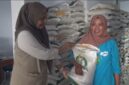 Pimpinan Cabang Bulog Parepare, Rahmi Mangerang menyerahkan beras bantuan kepada PBP saat memantau penyaluran Banpang di kantor kelurahan Lemoe kota Parepare.