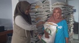 Pimpinan Cabang Bulog Parepare, Rahmi Mangerang menyerahkan beras bantuan kepada PBP saat memantau penyaluran Banpang di kantor kelurahan Lemoe kota Parepare.