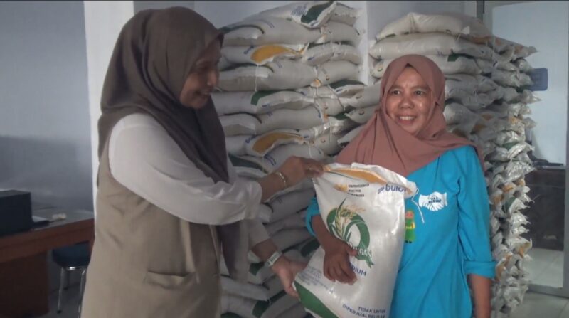 Pimpinan Cabang Bulog Parepare, Rahmi Mangerang menyerahkan beras bantuan kepada PBP saat memantau penyaluran Banpang di kantor kelurahan Lemoe kota Parepare.
