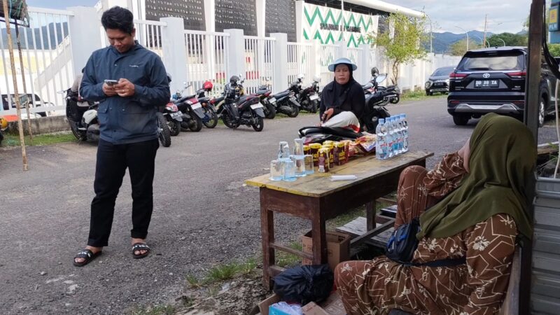 Suasana salah satu PKL yang ada di luar kawasan stadion merasakan dampak tidak adanya penonton