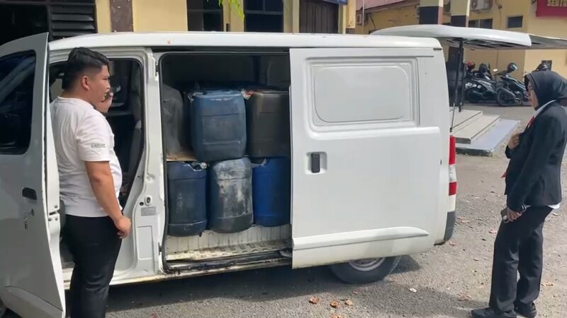 Aparat Polres Parepare mengamankan satu unit kendaraan Grand Max berisi solar subsidi yang rencananya akan diselndupkan ke kabupaten Pinrang
