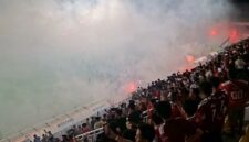 Suasana kericuhan saat laga kandang PSM Makassar vs Persib Bandung