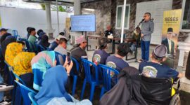 Anggota Komisi II DPR RI Fraksi Partai Golkar, HM. Taufan Pawe saat memberikan sambutan dalam rangka reses di rumah aspirasi Jl. Bau Massepe kota Parepare