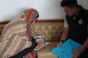 Seorang petugas Imigrasi kelas II TPI Parepare menyerahkan langsung paspor kepada pemohon hingga ke rumah melalui inovasi PASTUJU