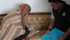 Seorang petugas Imigrasi kelas II TPI Parepare menyerahkan langsung paspor kepada pemohon hingga ke rumah melalui inovasi PASTUJU