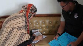 Seorang petugas Imigrasi kelas II TPI Parepare menyerahkan langsung paspor kepada pemohon hingga ke rumah melalui inovasi PASTUJU