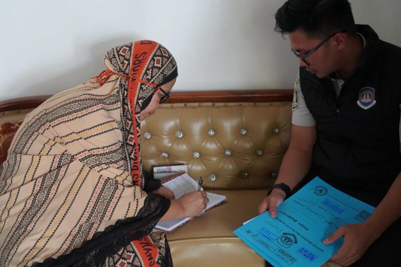 Seorang petugas Imigrasi kelas II TPI Parepare menyerahkan langsung paspor kepada pemohon hingga ke rumah melalui inovasi PASTUJU