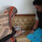 Seorang petugas Imigrasi kelas II TPI Parepare menyerahkan langsung paspor kepada pemohon hingga ke rumah melalui inovasi PASTUJU
