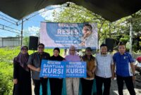 Anggota DPRD Kota Parepare, Sulawesi selatan Asy’ari Abdullah menyerahkan bantuan kursi secara simolis di tngah resesnya