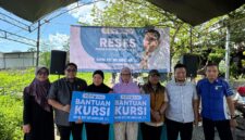 Anggota DPRD Kota Parepare, Sulawesi selatan Asy’ari Abdullah menyerahkan bantuan kursi secara simolis di tngah resesnya