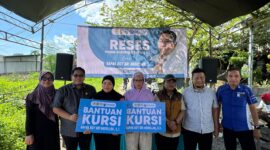 Anggota DPRD Kota Parepare, Sulawesi selatan Asy’ari Abdullah menyerahkan bantuan kursi secara simolis di tngah resesnya