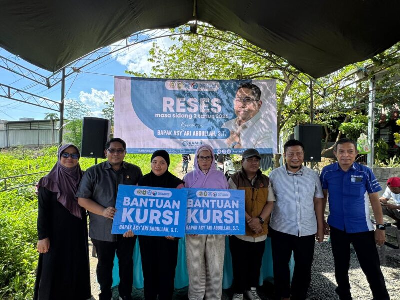 Anggota DPRD Kota Parepare, Sulawesi selatan Asy’ari Abdullah menyerahkan bantuan kursi secara simolis di tngah resesnya