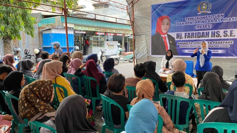 Anggota DPRD Parepare Hj. Farida saat memberikan sambutannya dalam resesnya