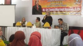 Anggota DPRD Kota Parepare, Sulawesi selatan, Sri Tanty Mariani Nasrah memberikan sambutan dalam resesnya