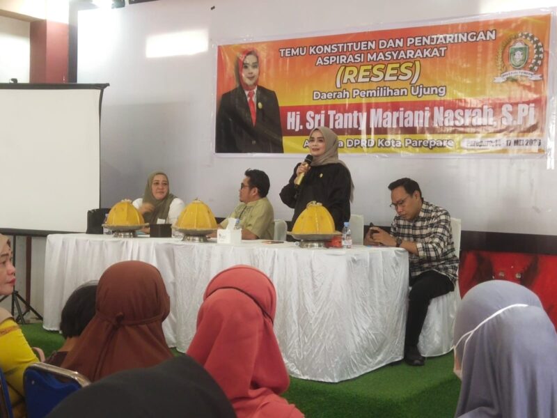 Anggota DPRD Kota Parepare, Sulawesi selatan, Sri Tanty Mariani Nasrah memberikan sambutan dalam resesnya
