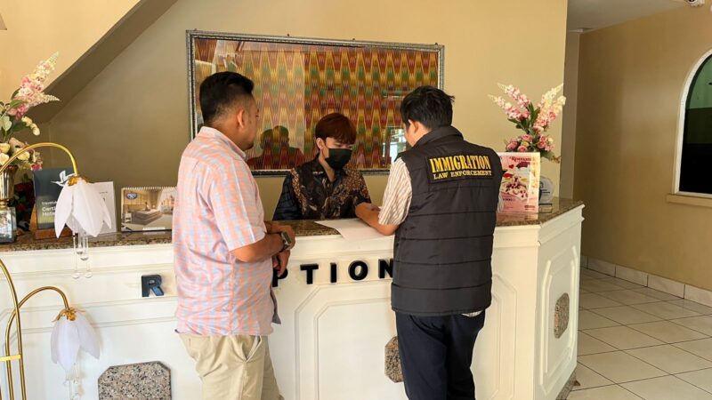 Petugas Imigrasi kelas II TPI Parepare melakukan pendataan di sejumlah tempat penginapan di kota Parepare dallam rangka kegiatan Pengawasan Keimigrasian terkait keberadaan Warga Negara Asing (WNA) 